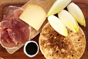 Hartige geuteling met grondwitloof, kaas en hesp