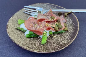 Filet d'Anvers, groene asperges en crème van rauwmelkse geitenkaas