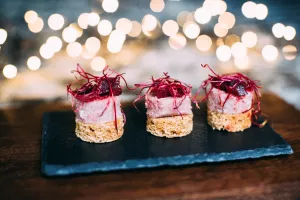 Belgische peperkoek - coulis van rode biet - Molse kipkap