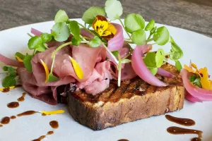 Suikerbrood met Limburgse stroop, filet d’Anvers en waterkerssalade met gepekelde ui.