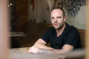 Willem Deams van Bistro Zutt gaat aan de slag met Limburgse stroop