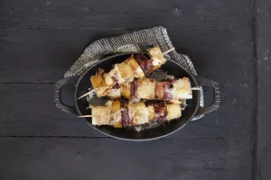 Broodbrochette met gerookt paardenvlees en Vlaamse schapenkaas