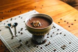 Chocolademousse met koffie & caramelcrunch met kandijsuiker