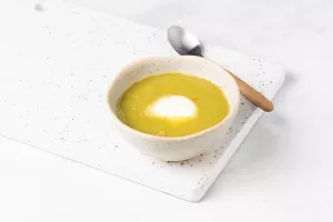 Erwtensoep met munt en lente-uitjes, quenelle van Vlaamse rauwemelkse geitenkaas