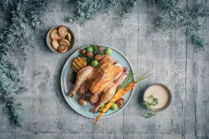 Mechelse koekoek met seizoensgroentengarnituur, boekweitblinis en Gentse mosterdsaus