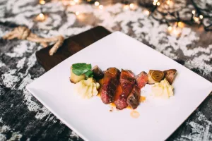 Filet van witblauw dubbeldoelrund - grotchampignons uit Riemst - hoeveschapenkaas uit de Vlaamse Ardennen - waterkers uit Haspengouw