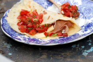 Flensjes met Postelkaas, Vlaamse gedroogde hesp, tomatensalsa met Hasseltse jenever
