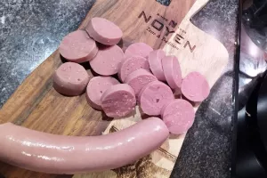 Ovenschotel met Gentse paardenlookworst, spinazie en aardappelpuree