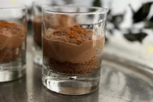 Chocoladepudding met speculaaskruimels