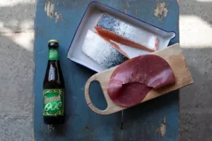 Zalm met bier en gerookt paardenvlees op de bbq