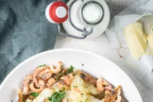 Karnemelkstampers met asperge, bruine boter en garnalen 