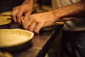 De Limburgse bakker bereidt zijn vlaaipannen voor.