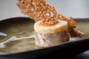 Hapje van Vlaamse grijze boerenkop, gelei van mosterd uit het Leuvense en siroop van mosterdzaad