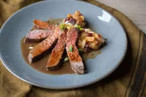 Vlees van het rood ras van West-Vlaanderen BOB met herfstcompote en Belgische speculaaskruimels 