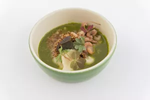 Soepje van waterkers, garnaaltjes en crumble van West-Vlaamse boerenhesp