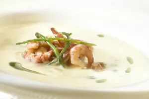 Soep van hoevekarnemelk met grijze garnalen