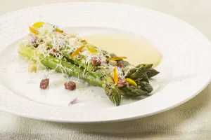 Groene asperges met boulogne, abdijkaas en sabayon van Speciale Belge Ale