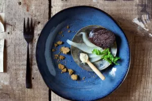 Limburgse bloedworst met peer, Belgische elixir en crumble van speculaas