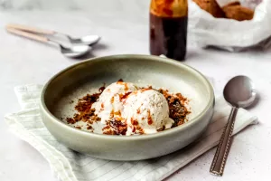 Vanille-speculaasijs met Limburgse stroop en koffiesiroop