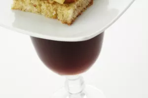 Mechels donkerrood bier met een warme toast met Postelkaas, speculaaskruimels en walnoten