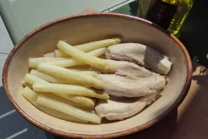 Konijn met witte asperges, Belgische elixir en dragon