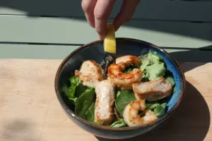 Slaatje met konijn, gamba's en hopjevener