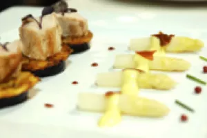 Filet van konijn met Kempense zwarte pens, peperkoeksaus en asperges 