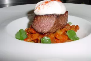 Lamsvlees op een moussaka sausje en room van Vlaams roodbruin bier