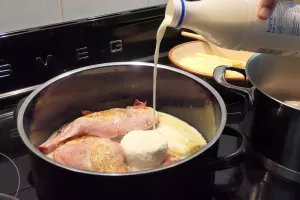 Konijnenbouten in een saus van geitenkaas, karnemelk en gerookte hesp