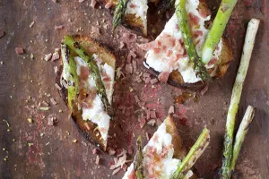 Gegrild boerenbrood met schapenplattekaas en Kempense hesp