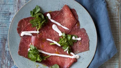 Carpaccio van het rood ras van West-Vlaanderen met West-Vlaamse gerookte sprot