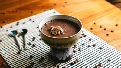 Chocolademousse met koffie & caramelcrunch met kandijsuiker