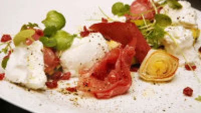 Slaatje van gegrilde jonge prei, Filet d'Anvers en Vlaamse rauwmelkse geitenkaas