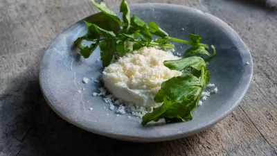 Vlaamse schapenplattekaas met bloemkoolcrumble, mierikswortel en waterkers