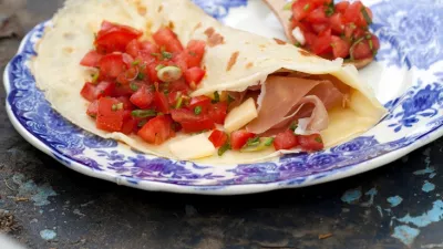 Flensjes met Postelkaas, Vlaamse gedroogde hesp, tomatensalsa met Hasseltse jenever