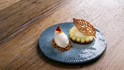 Witte chocolademousse met Hasseltse jenever, vanilleijs, jonagold en moutspeculaascrumble