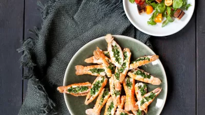 Langoustines met kruidenboter, frisse sla van waterkers uit de IJsevallei en Pedebrood croutons 
