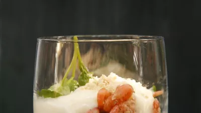 Schuim van Moese patat, waterkers, grijze garnaal en poeder van hazelnootboter