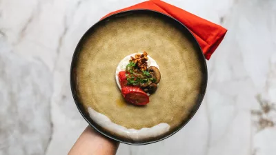 Cervela met bloemkoolcrème, boschampignons, oude schapenkaas & gekarameliseerde hazelnoten