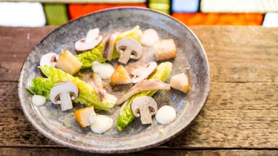 Slaatje met gerookte heilbot en sprotfilets, room met graanjenever en citroen