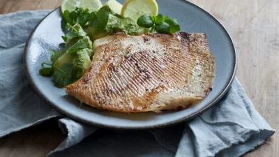 In hoeveboter gebakken rog met waterkerspesto en gekookte Moese patat