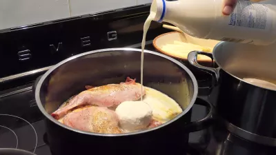 Konijnenbouten in een saus van geitenkaas, karnemelk en gerookte hesp