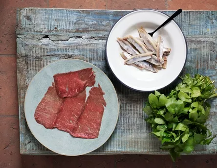 Carpaccio van het rood ras van West-Vlaanderen met West-Vlaamse gerookte sprot Streekproduct.be