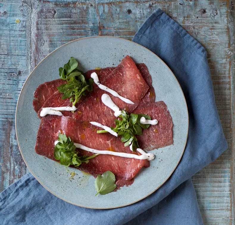 Carpaccio van het rood ras van West-Vlaanderen met West-Vlaamse gerookte sprot Streekproduct.be