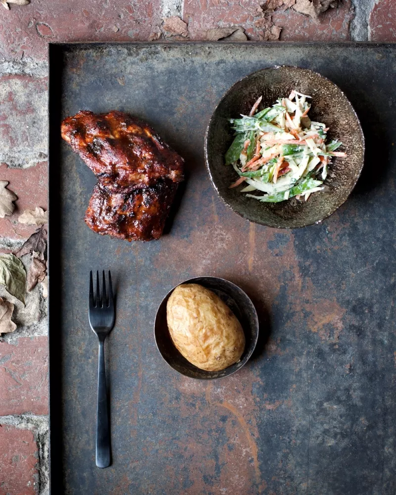 Gelakte spareribs met coleslaw Streekproduct.be