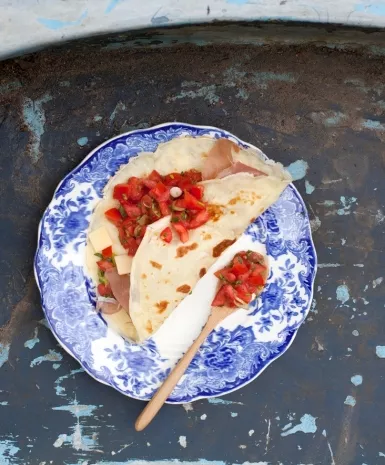 gevulde flensjes met Postelkaas en tomatensalsa Streekproduct.be