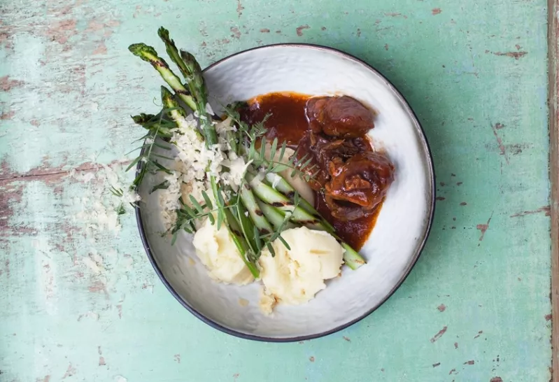 Navarin van Kempens lam, groene asperges en Postel patatjes Streekproduct.be