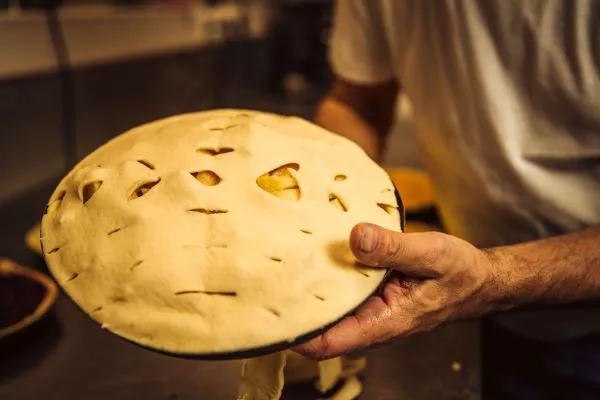 Deksel vlaai afdekken. Streekproduct.be