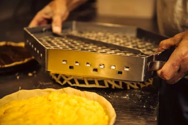 Afdekken van de rastervlaai. Streekproduct.be