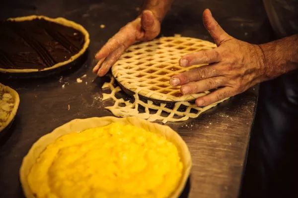 Afdekken van de rastervlaai. Streekproduct.be